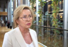 Pakt migracyjny UE zamiast rozwiązań rodzi kontrowersje. Polscy europosłowie ostrzegają przed większą falą migracji i utratą bezpieczeństwa